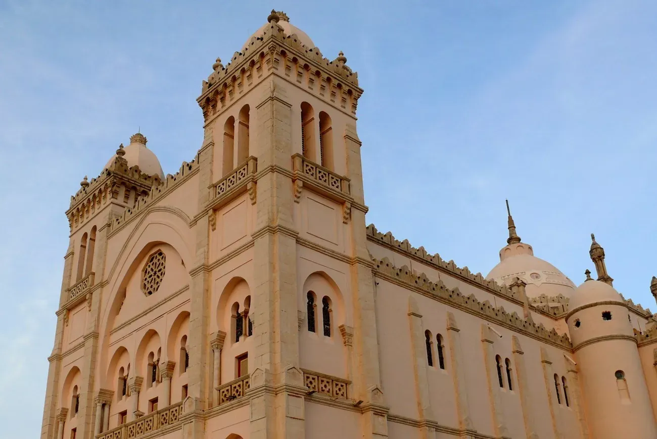 Pessoa em camelo no deserto