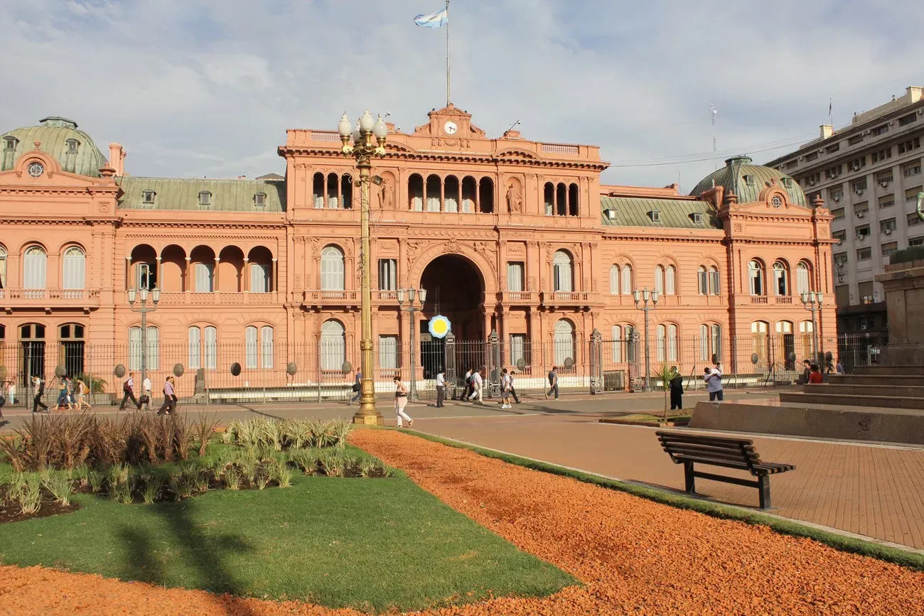 Pessoa em camelo no deserto