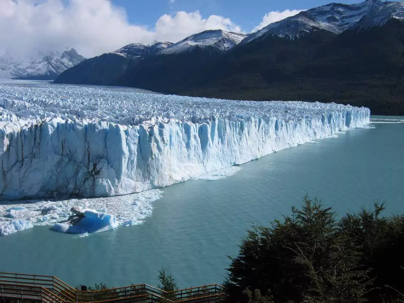 Pessoa em camelo no deserto