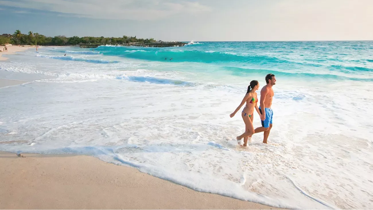 Pessoa em camelo no deserto