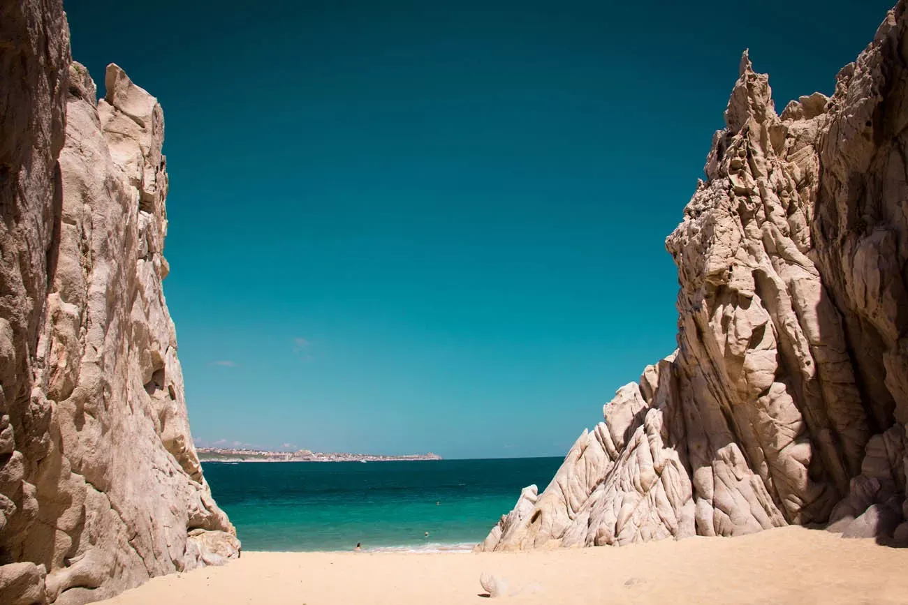 Pessoa em camelo no deserto