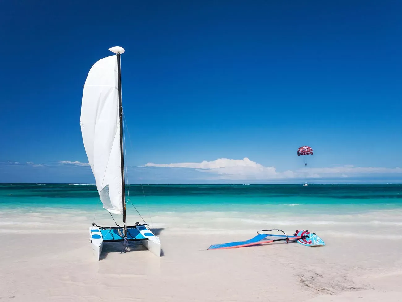 Pessoa em camelo no deserto