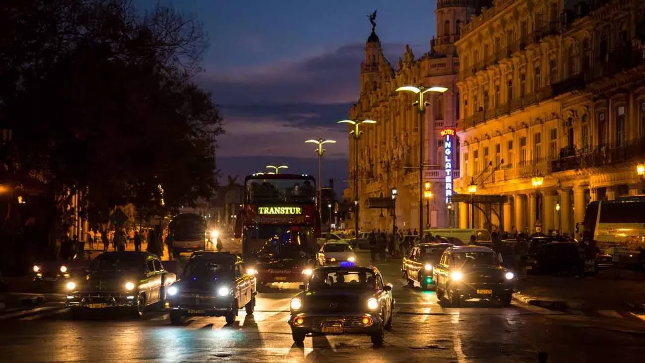 Pessoa em camelo no deserto