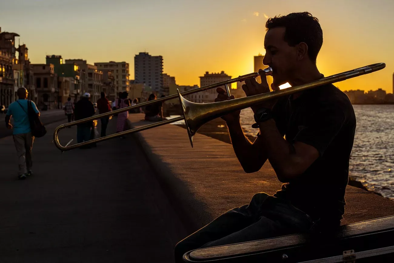 Pessoa em camelo no deserto
