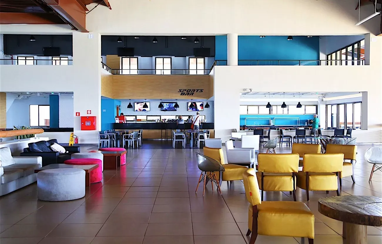 Pessoa em camelo no deserto