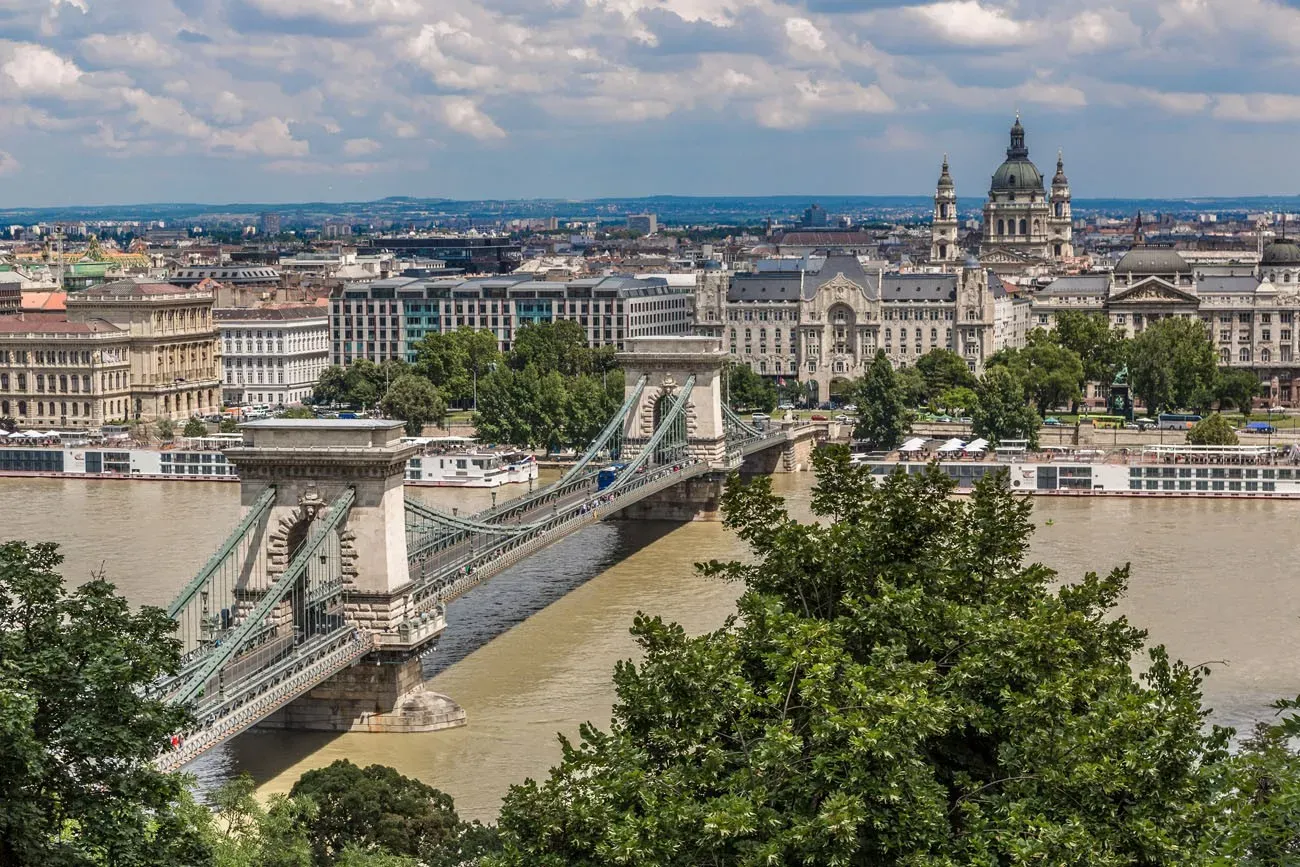 Pessoa em camelo no deserto