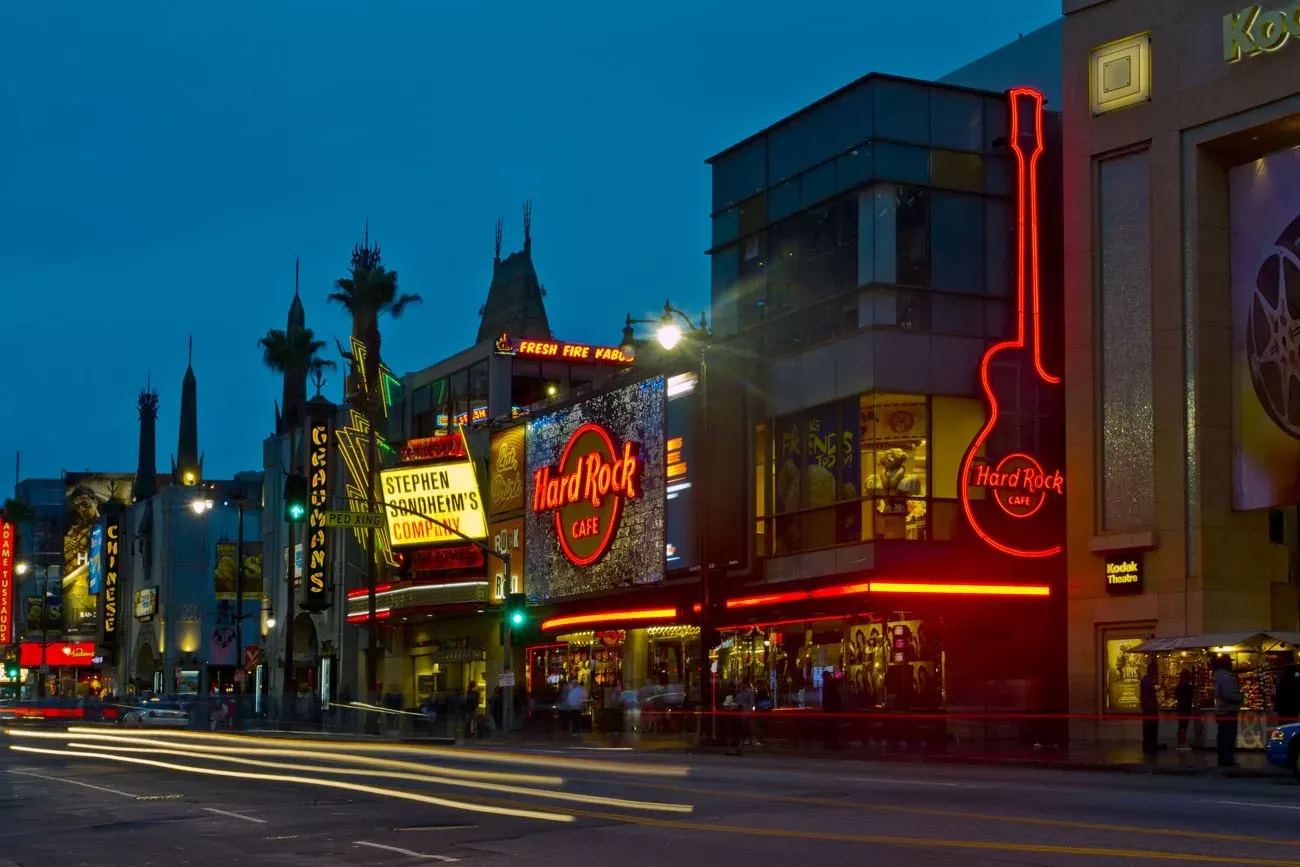Pessoa em camelo no deserto