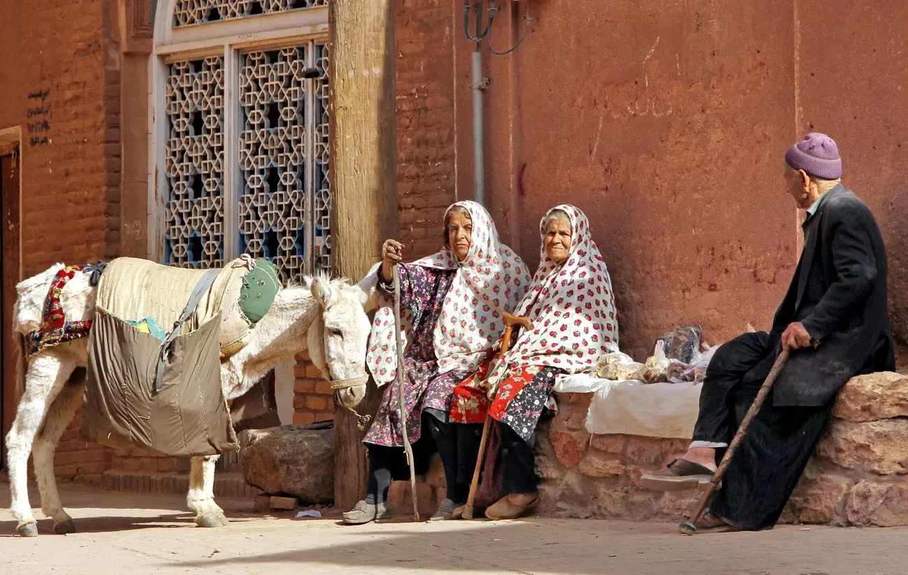 Pessoa em camelo no deserto
