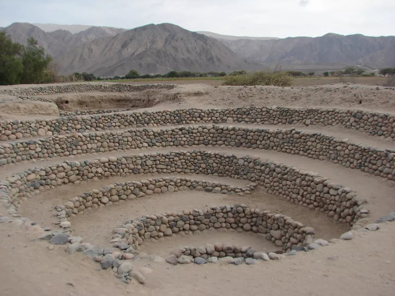 Pessoa em camelo no deserto
