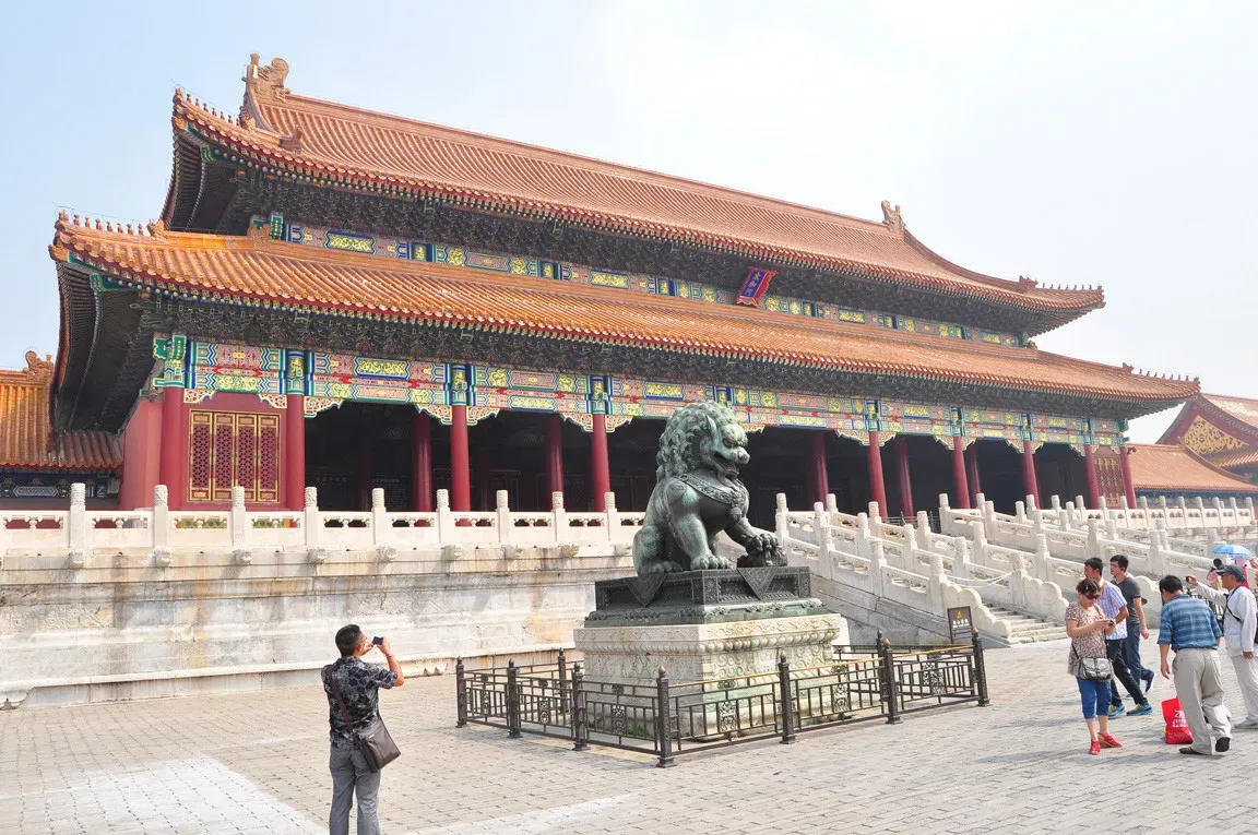 Pessoa em camelo no deserto