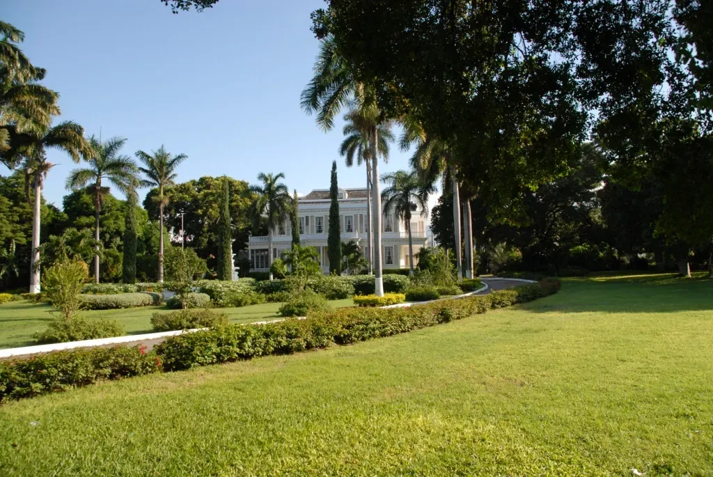 Pessoa em camelo no deserto