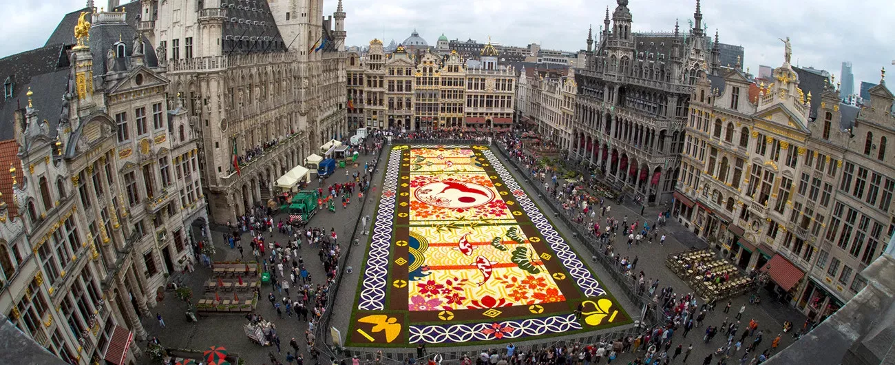 Pessoa em camelo no deserto