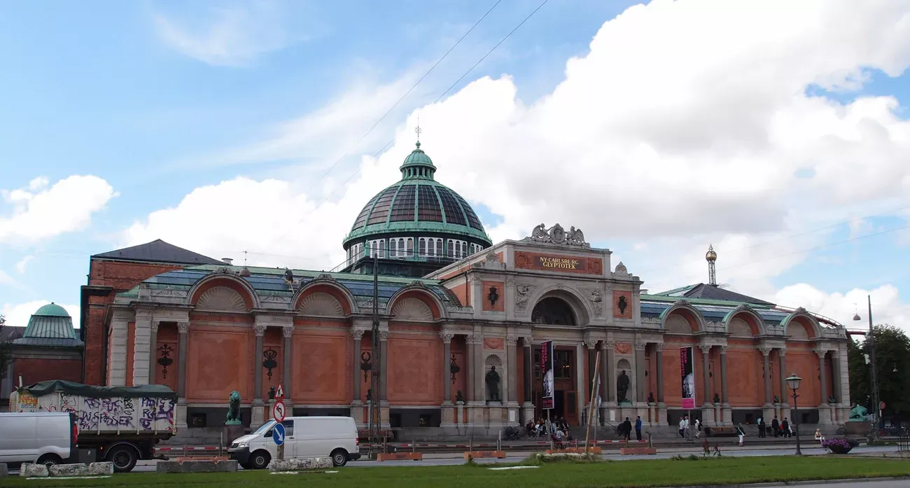 Pessoa em camelo no deserto