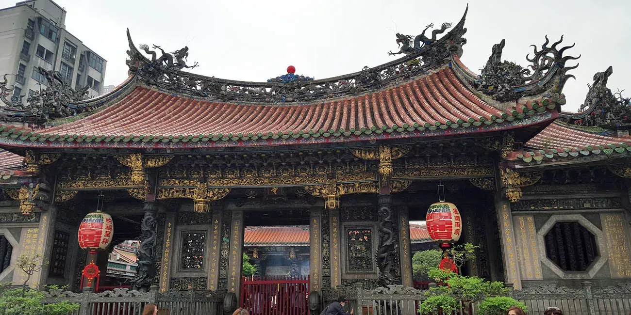 Pessoa em camelo no deserto