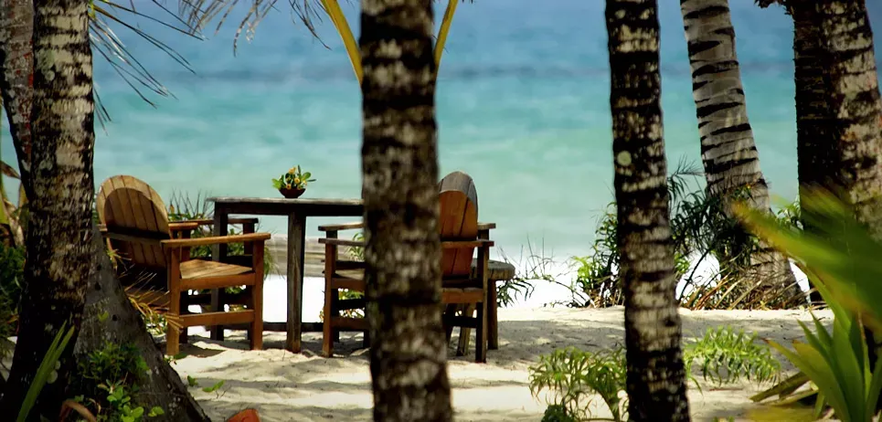 Pessoa em camelo no deserto