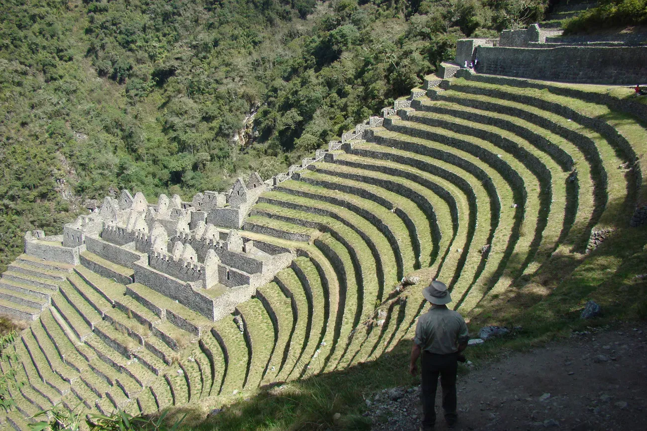Pessoa em camelo no deserto