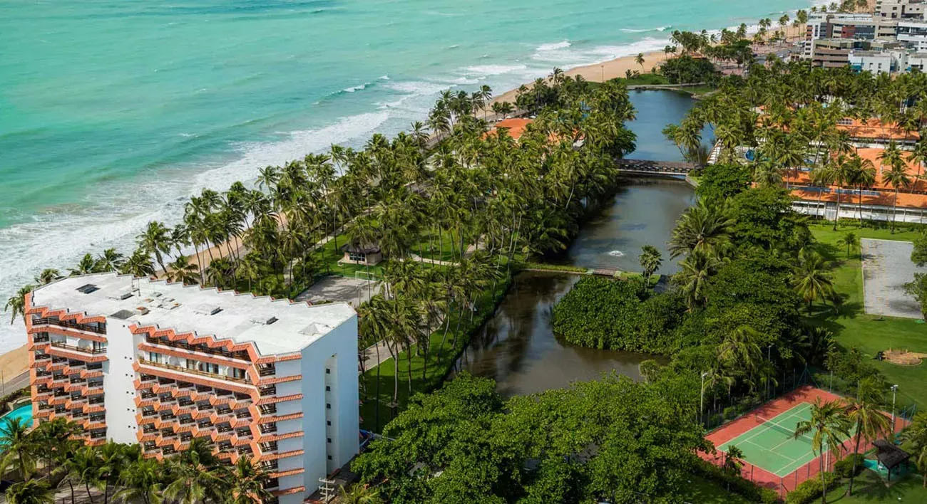 Pessoa em camelo no deserto