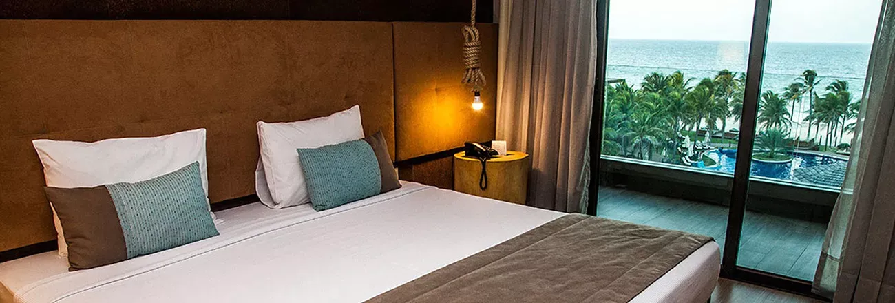 Pessoa em camelo no deserto