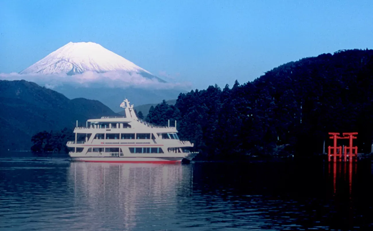 Pessoa em camelo no deserto