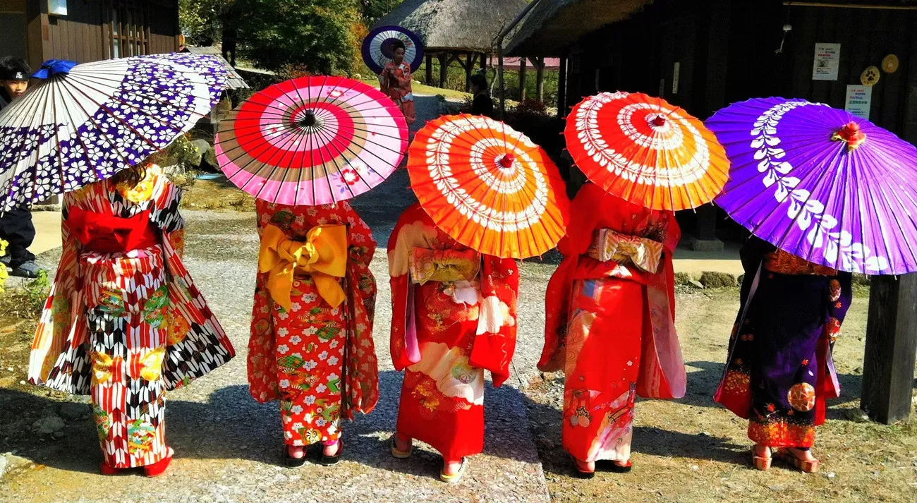 Pessoa em camelo no deserto
