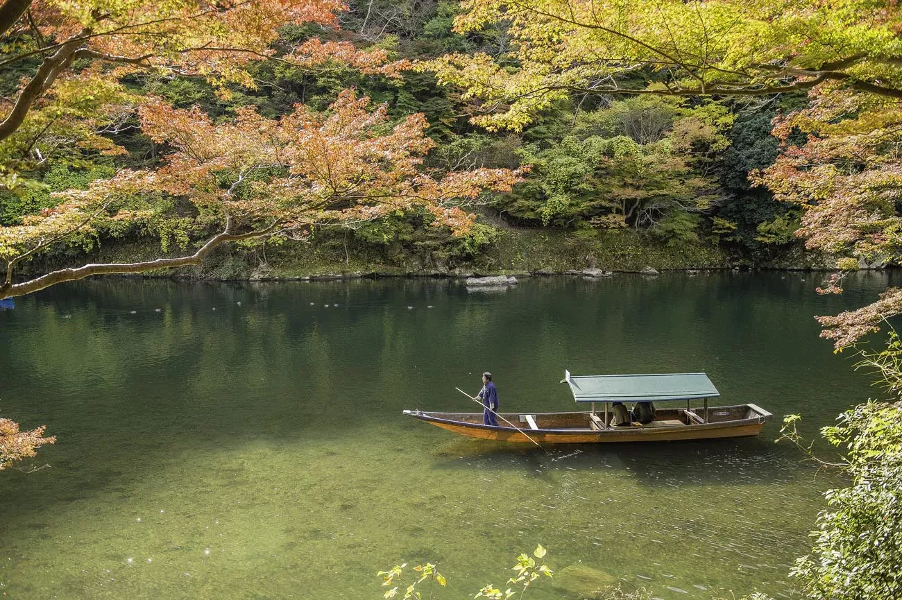 Pessoa em camelo no deserto