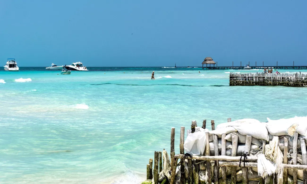 Pessoa em camelo no deserto