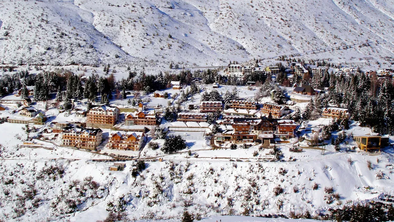 Pessoa em camelo no deserto