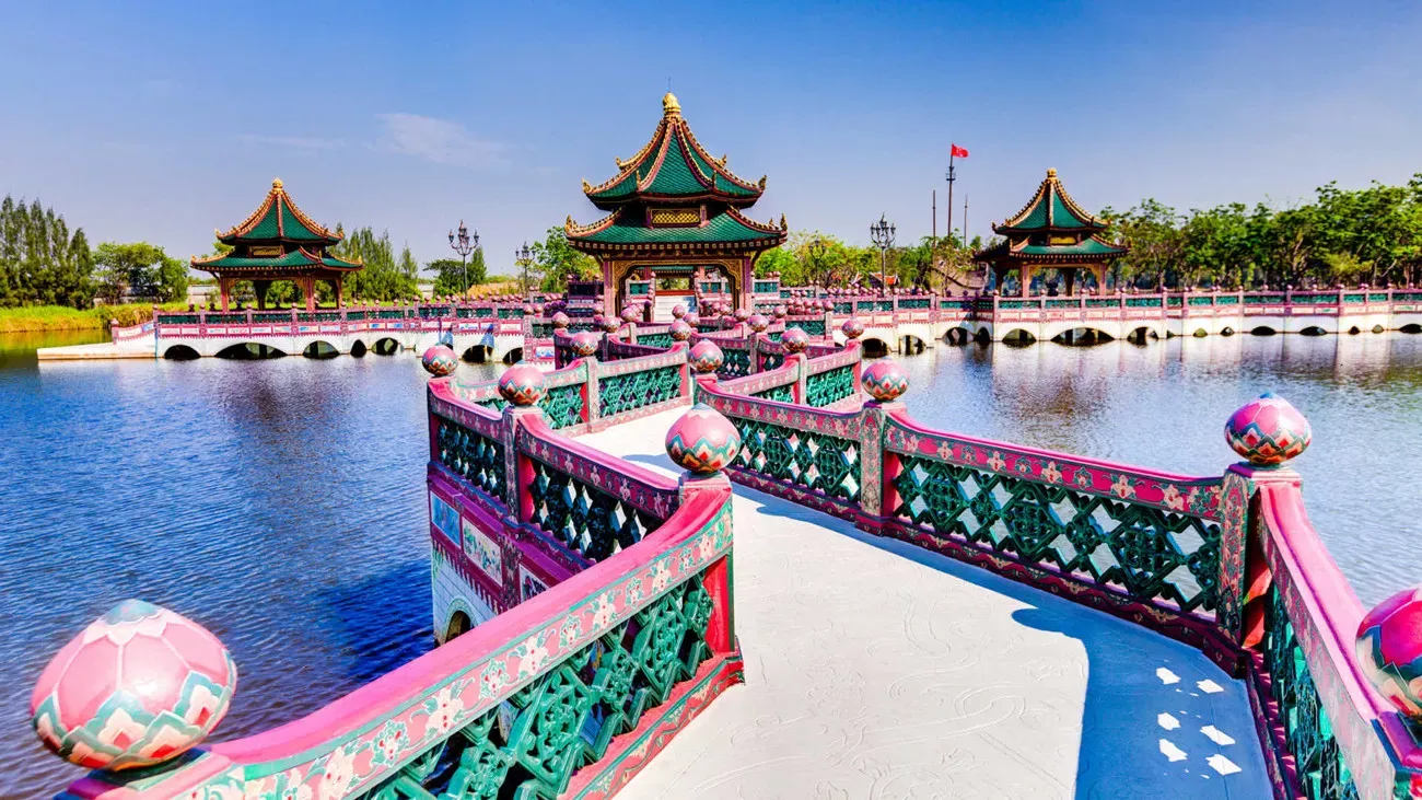 Pessoa em camelo no deserto