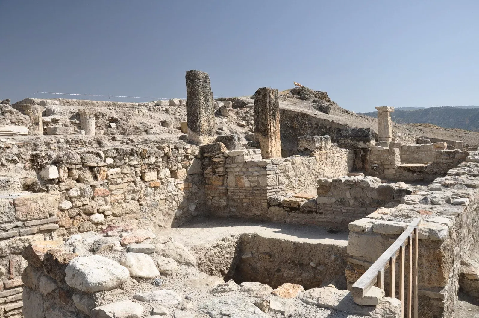 Pessoa em camelo no deserto