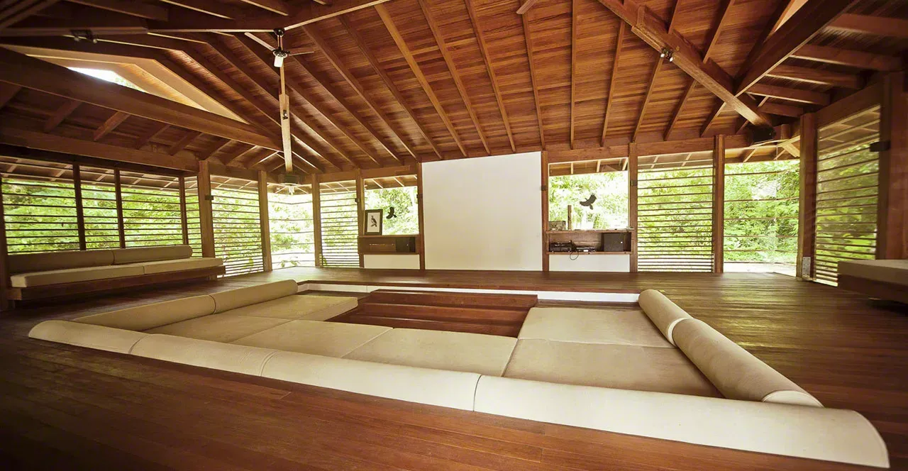 Pessoa em camelo no deserto