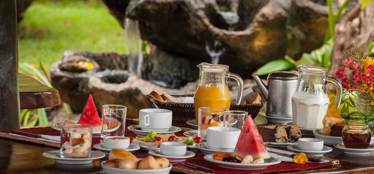 Pessoa em camelo no deserto