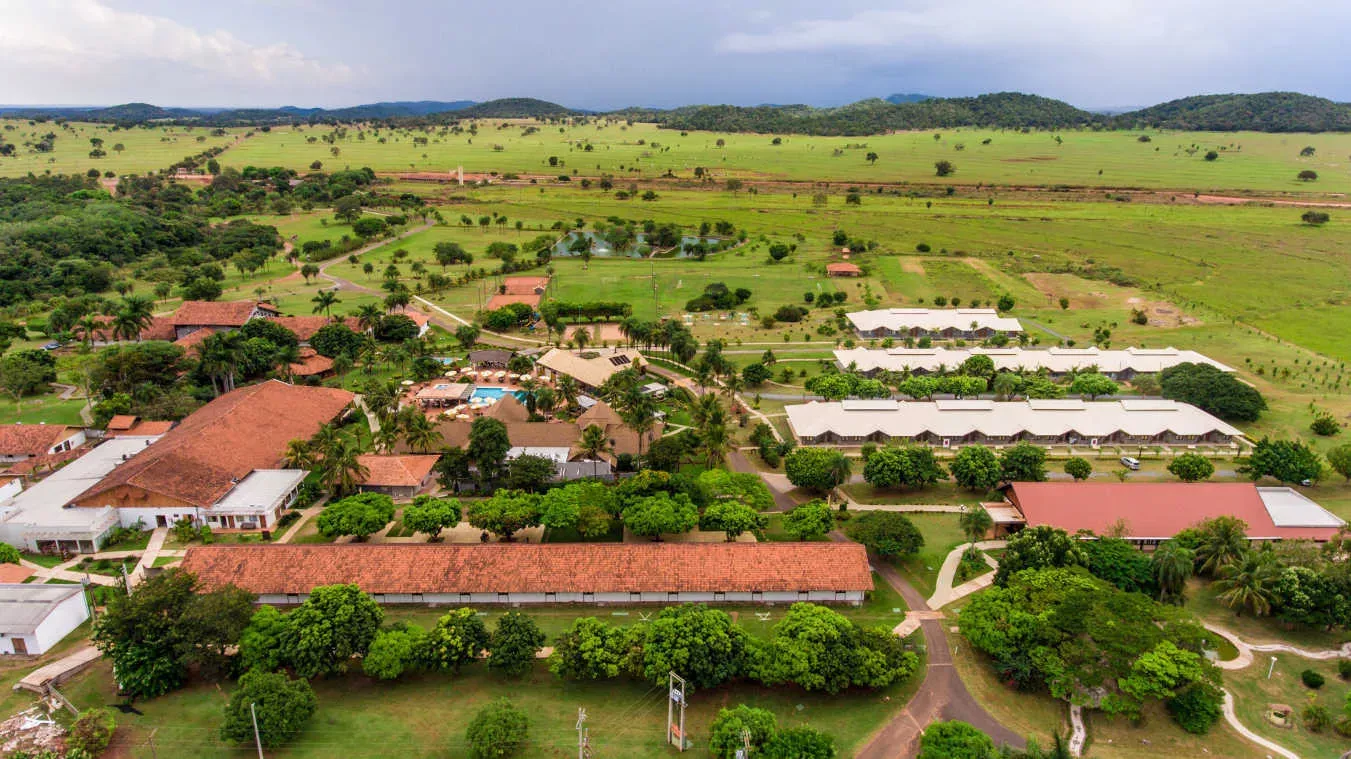 Pessoa em camelo no deserto