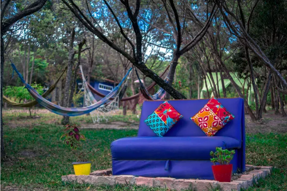 Pessoa em camelo no deserto