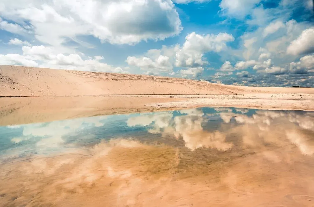 Pessoa em camelo no deserto