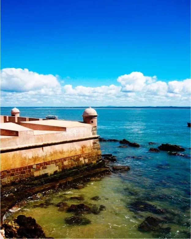 Pessoa em camelo no deserto