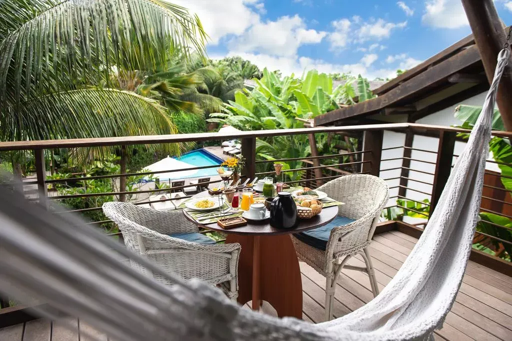 Pessoa em camelo no deserto