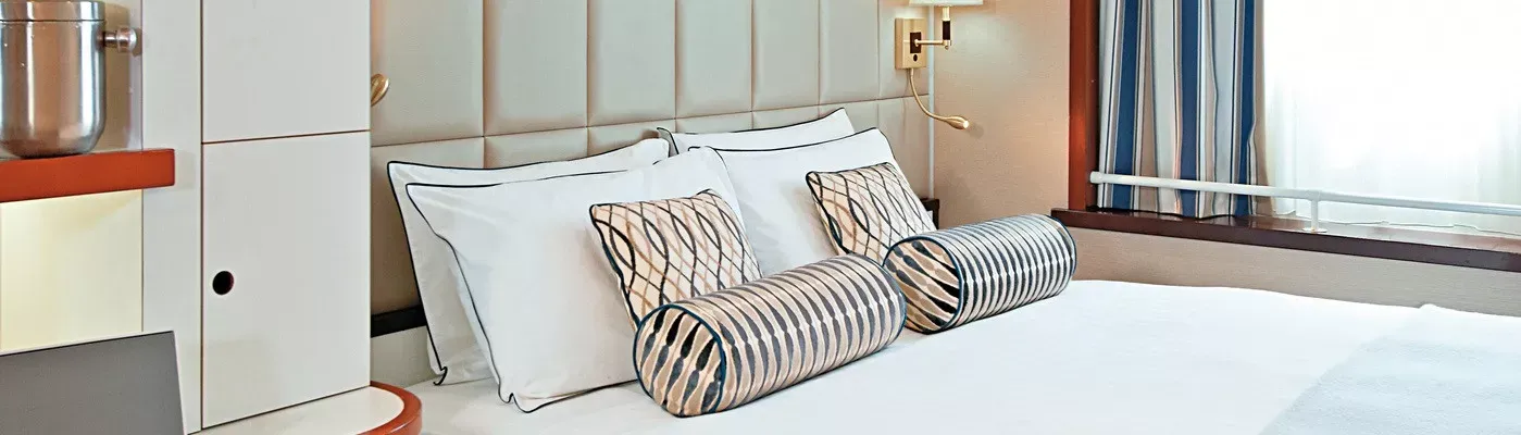 Pessoa em camelo no deserto