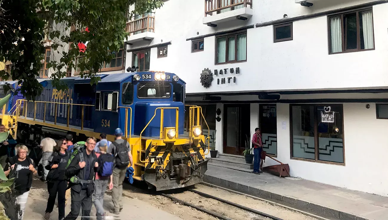 Pessoa em camelo no deserto