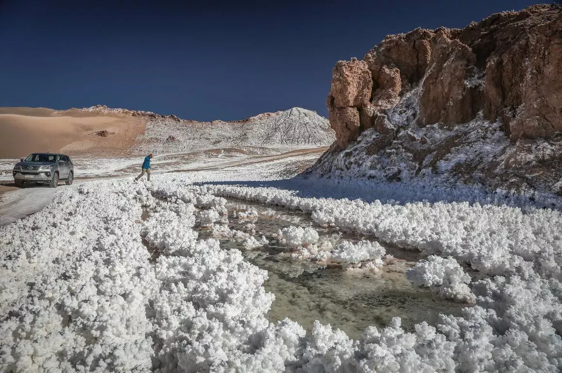 Pessoa em camelo no deserto