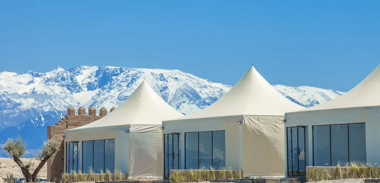 Pessoa em camelo no deserto