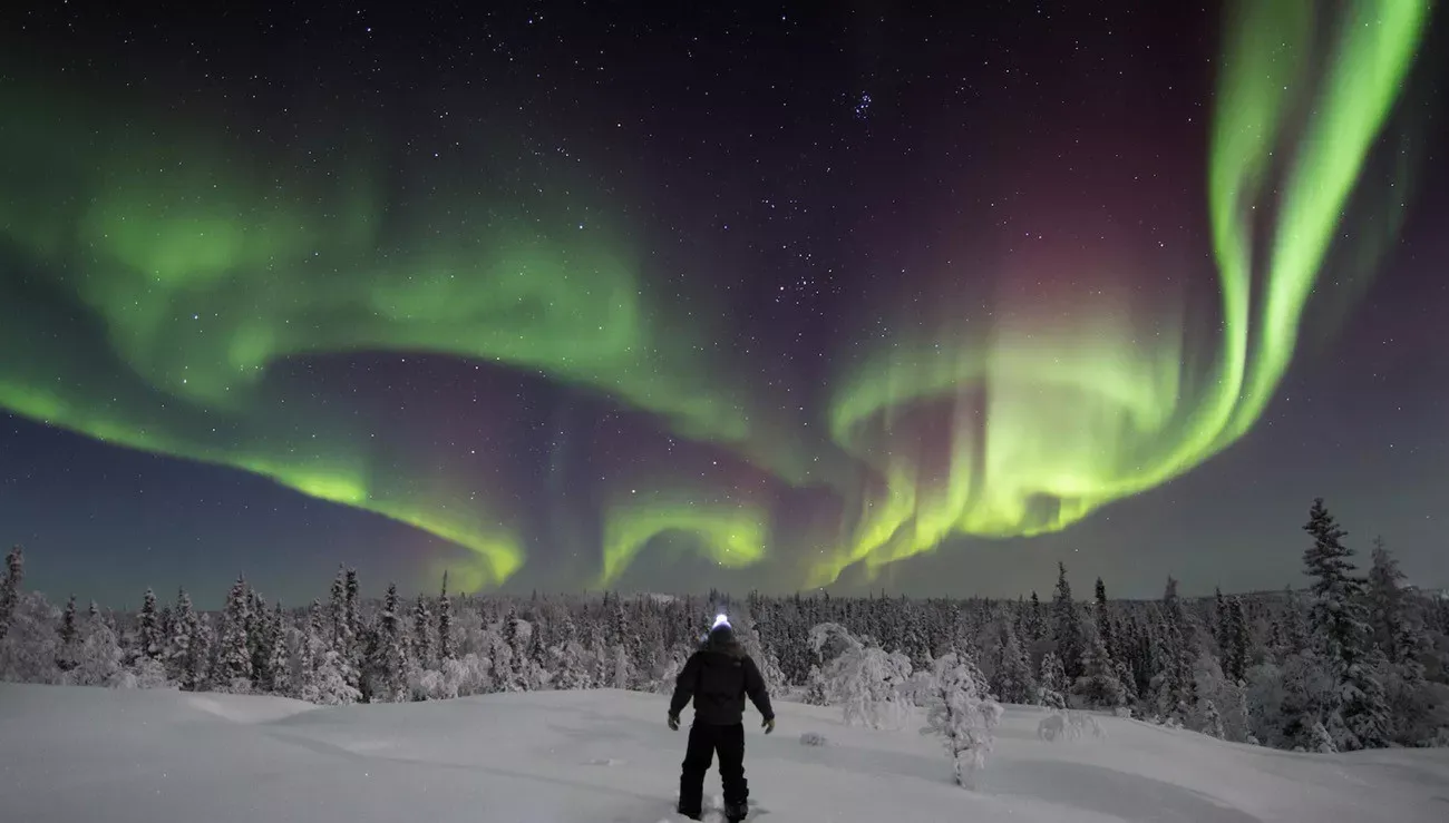 Pessoa em camelo no deserto