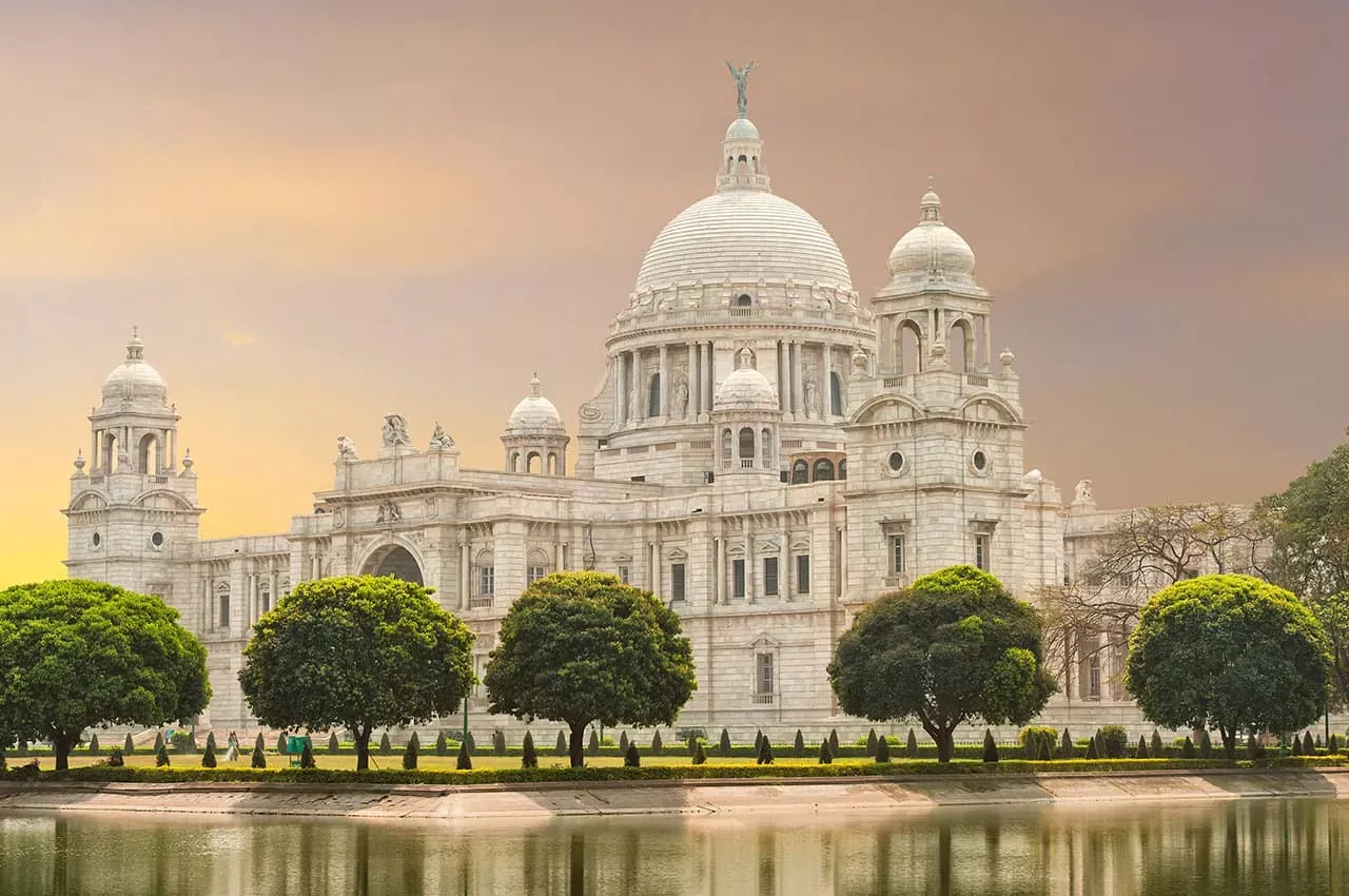 Pessoa em camelo no deserto