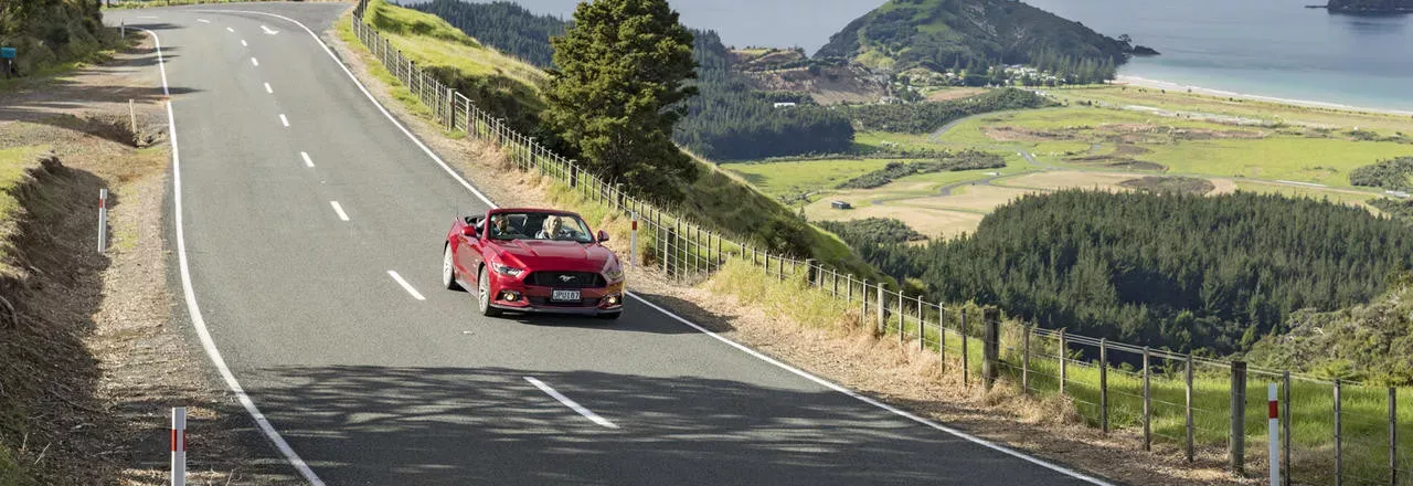 Pessoa em camelo no deserto