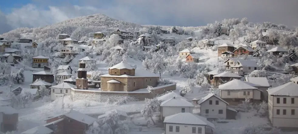 Pessoa em camelo no deserto