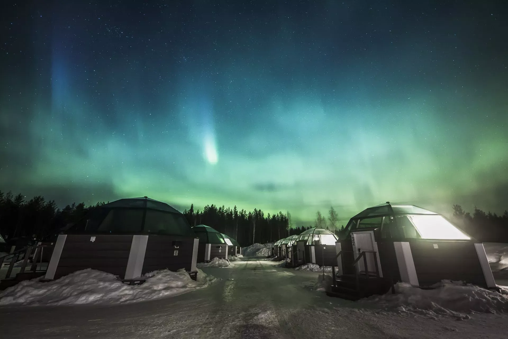 Pessoa em camelo no deserto