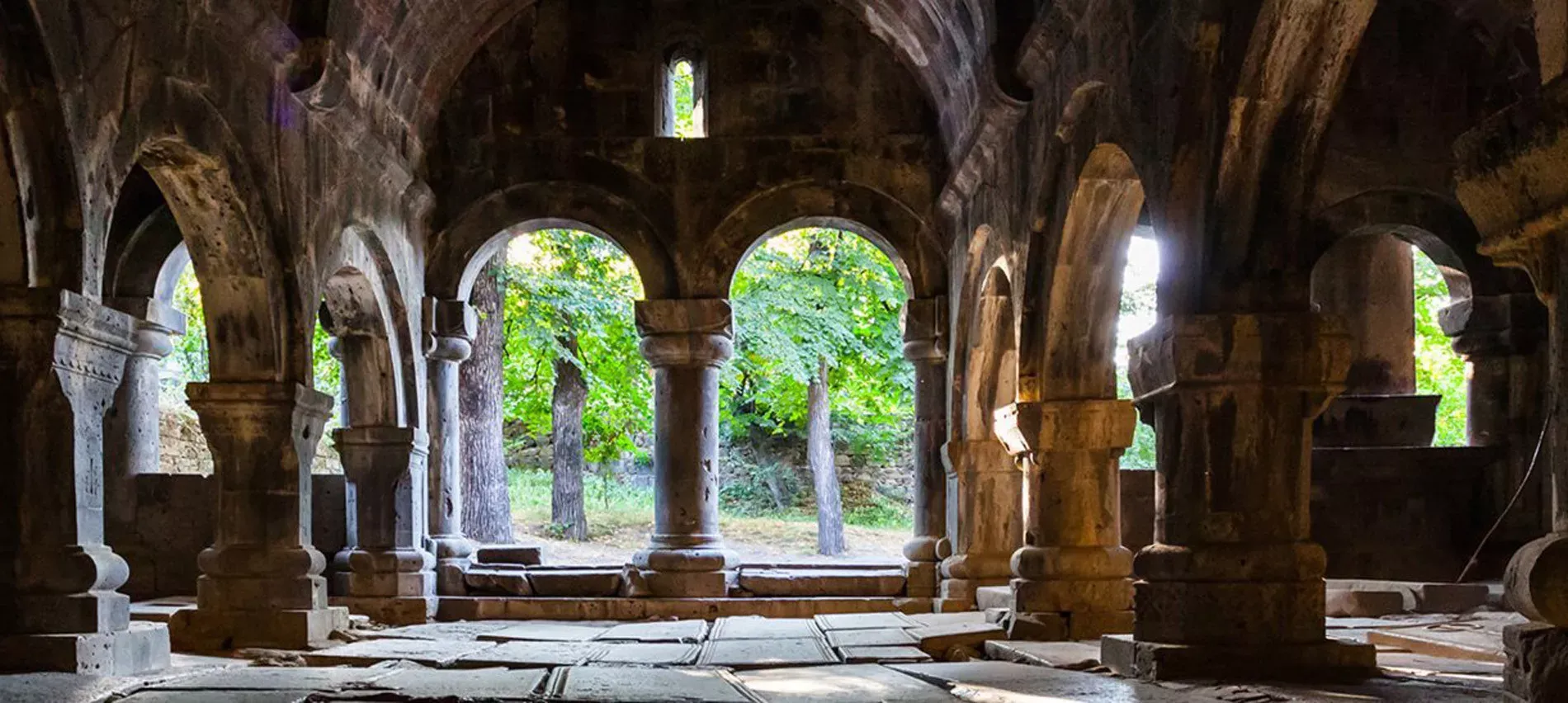 Pessoa em camelo no deserto