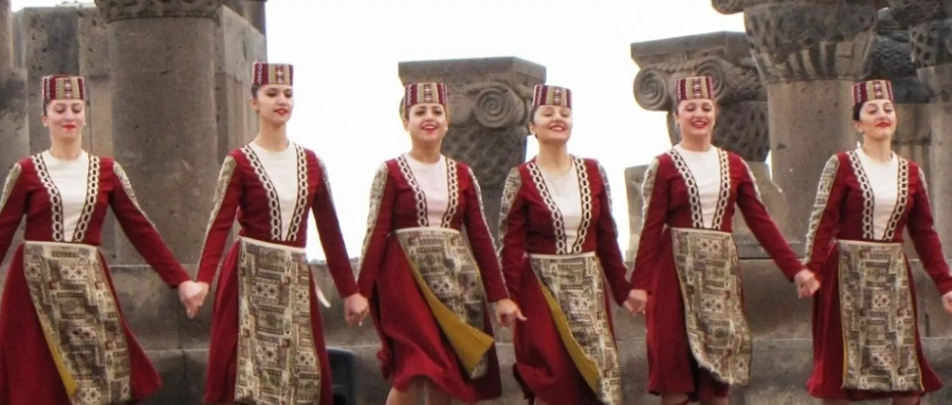 Pessoa em camelo no deserto