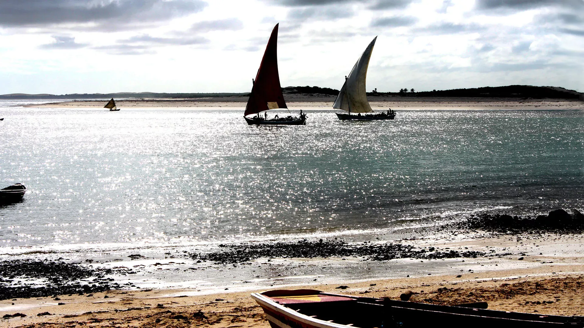 Pessoa em camelo no deserto