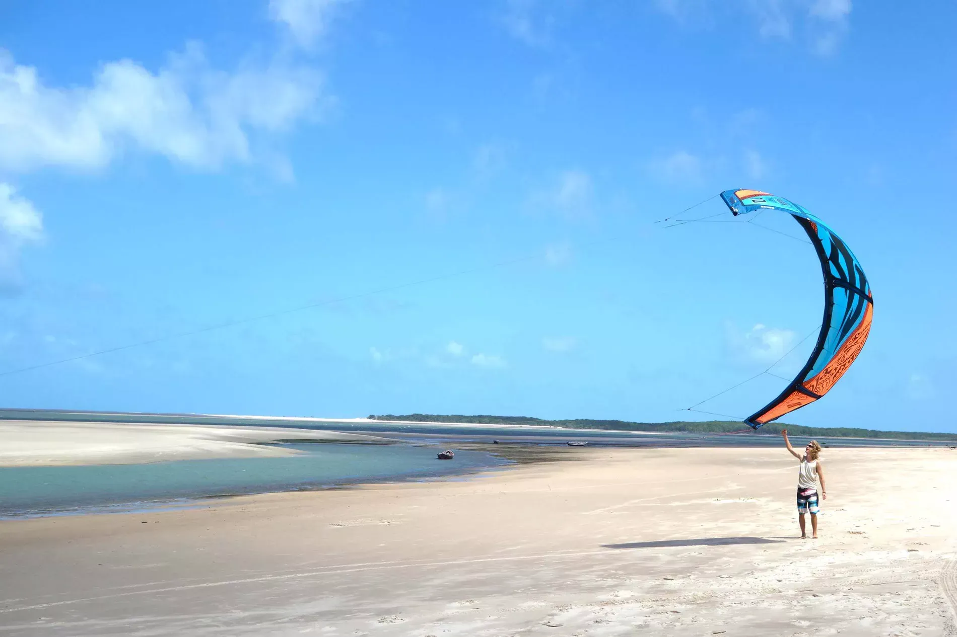 Pessoa em camelo no deserto