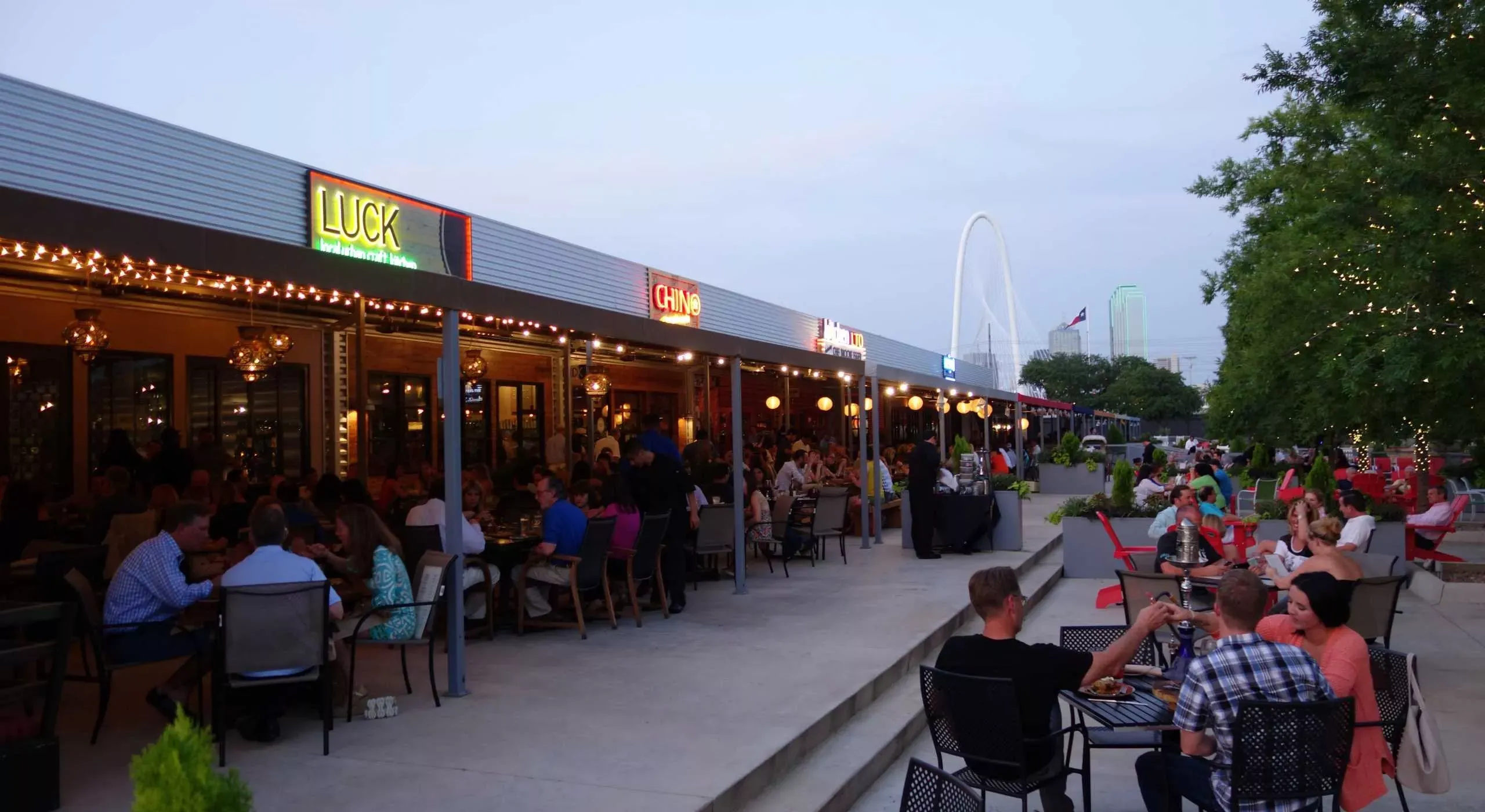 Pessoa em camelo no deserto